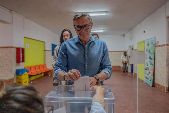El portavoz de Vox en el Parlamento andaluz, Manuel Gavira, ejerce su derecho al voto este 9J en el colegio San Vicente de Paul de Cádiz