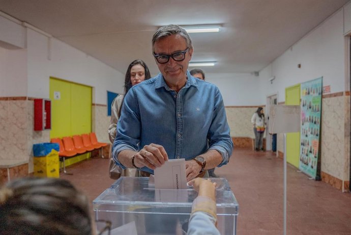 El portavoz de Vox en el Parlamento andaluz, Manuel Gavira, ejerce su derecho al voto este 9J en el colegio San Vicente de Paul de Cádiz