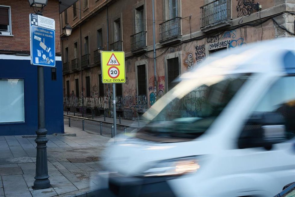 Archivo - Cartel informativo que anuncia una cámara de vigilancia instalada en las inmediaciones de un centro escolar, en Lavapiés, a 22 de octubre de 2022, en el barrio de Embajadores, en distrito Centro, Madrid (España). La delegada de Seguridad y Eme