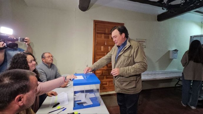 El candidato de EXISTE, Tomás Guitarte, ha votado en Navarrete del Río