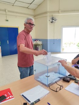 El candidato número seis de la lista de Podemos al Parlamento europeo, Diego Cañamero, ejerce su derecho al voto.