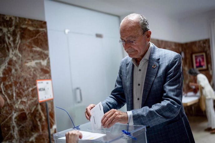 El alcalde de Málaga, Francisco de la Torre, ejerce su derecho al voto en las elecciones europeas del 9J.