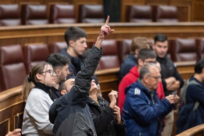 Archivo - Varias personas durante la Jornada de Puertas Abiertas en el Congreso de los Diputados, a 1 de diciembre de 2023.
