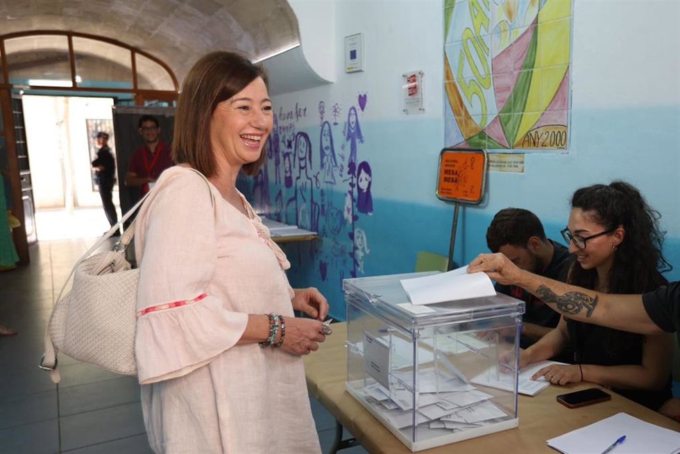 La secretaria general del PSIB-PSOE y presidenta del Congreso de los Diputados, Francina Armengol, vota en las elecciones al Parlamento Europeo, en el Collegi Sant Felip Neri de Palma
