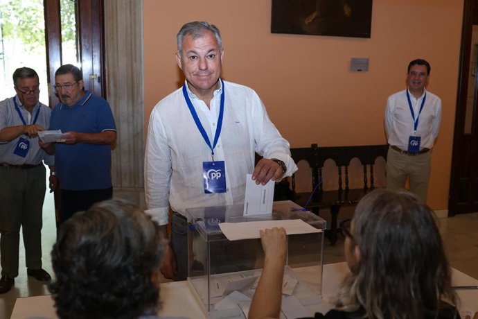 El alcalde de Sevilla, José Luis Sanz, ejerce su derecho al voto este 9J.