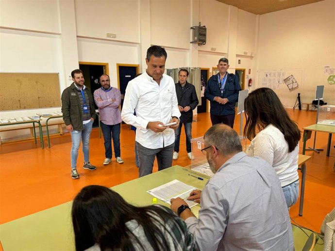 Raúl de la Hoz ejerciendo su derecho a voto este domingo en Valladolid.