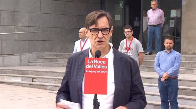 El candidat del PSC a la presidència de la Generalitat, Salvador Illa, després de votar en les eleccions europees a la Roca del Vallès (Barcelona)