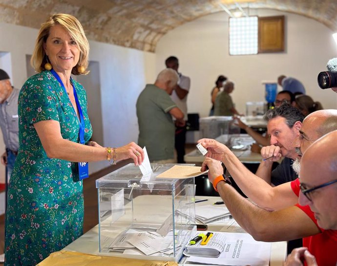 La candidata del PP de Baleares al Parlamento Europeo, Rosa Estaràs, vota en el Casal de Barrio Es Jonquet de Santa Catalina (Palma)