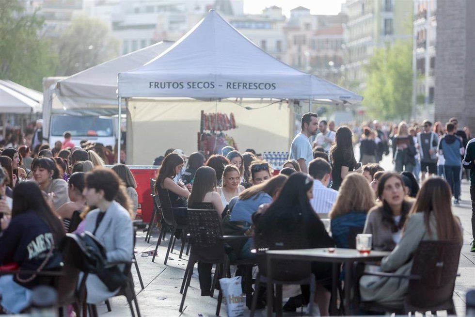 Archivo - Varias personas en la terraza de un bar de Madrid