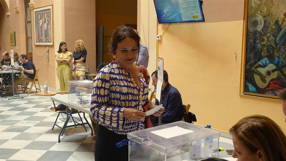 La europarlamentaria socialista y candidata a la reelección Lina Gálvez  ejerce su derecho al voto.