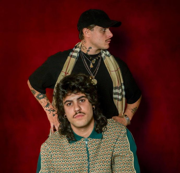 Archivo - Manuel Hidalgo Sierra, 'El Indio' (abajo) y Luis Abril Martín, 'El Nitro' (arriba), componentes del grupo 'La Plazuela', imagen de archivo. 