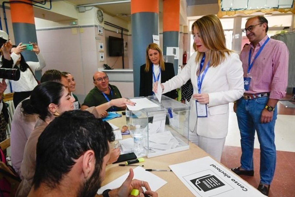 La presidenta de la Junta de Extremadura, María Guardiola, vota en las elecciones europeas