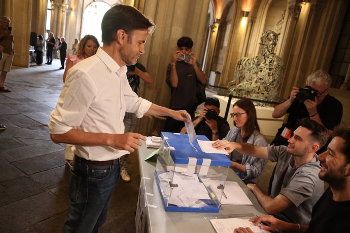 El candidato de Comuns Sumar a las elecciones del Parlamento Europeo, Jaume Asens, votando en su colegio electoral en Barcelona