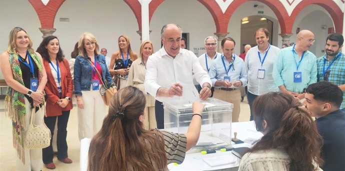 Momento en el que el alcalde de Algeciras, José Ignacio Landaluce, deposita su voto para las elecciones europeas.