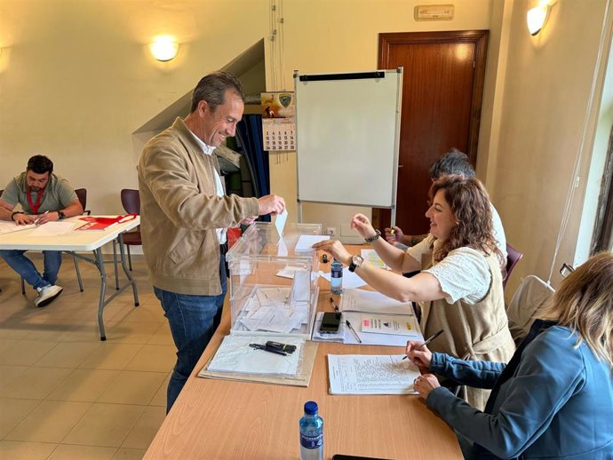 El coordinador general de Izquierda Unida Asturias y consejero de ordenación del territorio, Ovidio Zapico, votando.