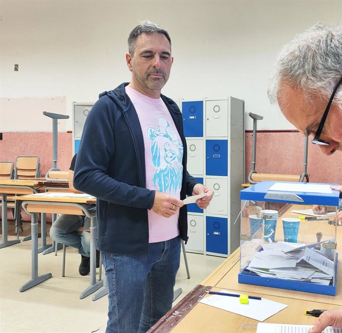 El candidato de Sumar a las elecciones europeas Andeka Larrea vota en un instituto de Bilbao