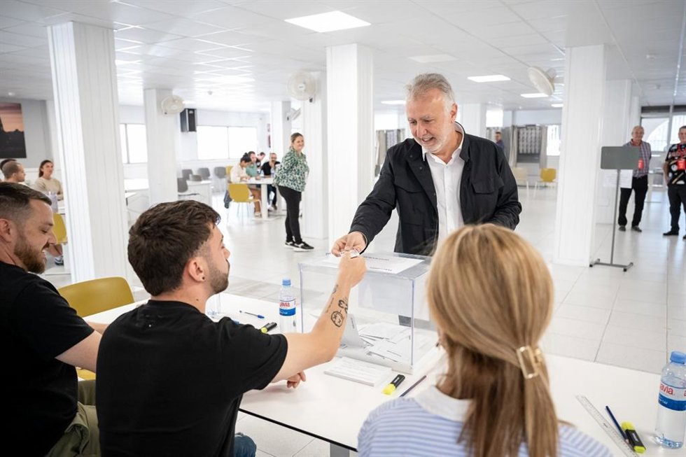 El secretario general del PSOE Canarias y ministro de Política Territorial, Ángel Víctor Torres, ejerce su derecho al voto en las elecciones europeas
