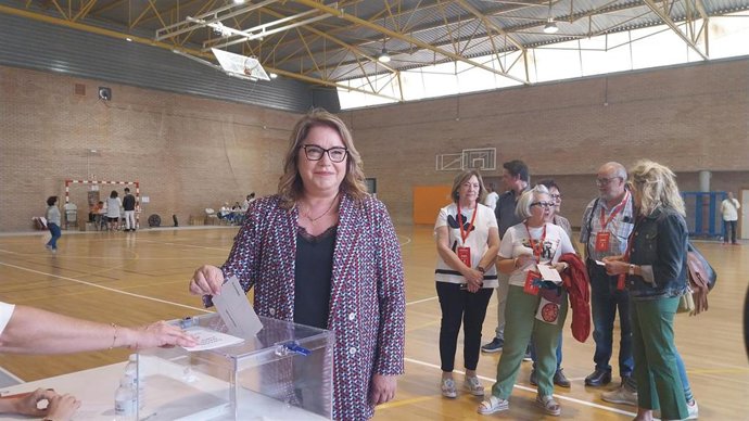La candidata socialista Rosa Serrano ha votado en Huesca