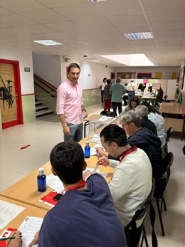 El portavoz del PSOE en la Asamblea de Madrid y secretario general del PSOE-M, Juan Lobato, deposita su voto.