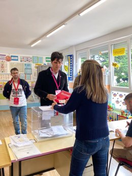 Juan Gascón ejerciendo su derecho a voto este domingo en Palencia.