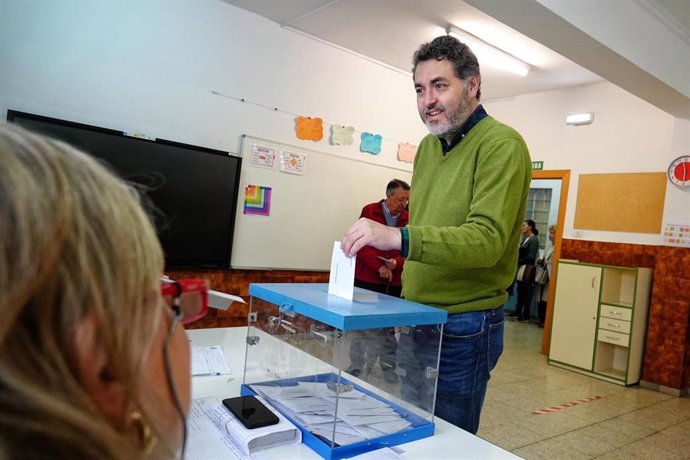 El número siete de la candidatura europea del PSOE, el asturiano  Jonás Fernández,  ha votado esta mañana en Oviedo.
