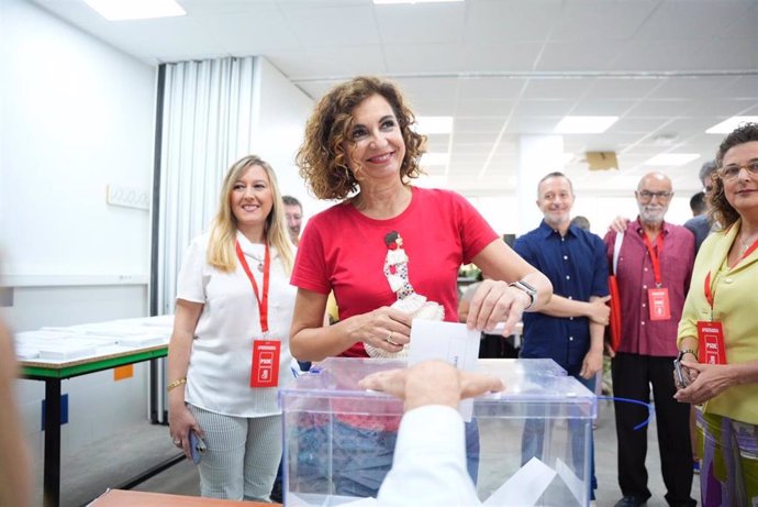 La vicesecretaria general del PSOE y vicepresidenta primera del Gobierno, María Jesús Montero, ejerce su derecho al voto este 9J.