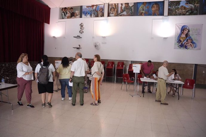 Inicio de la votación este 9J en un colegio electoral de Sevilla capital