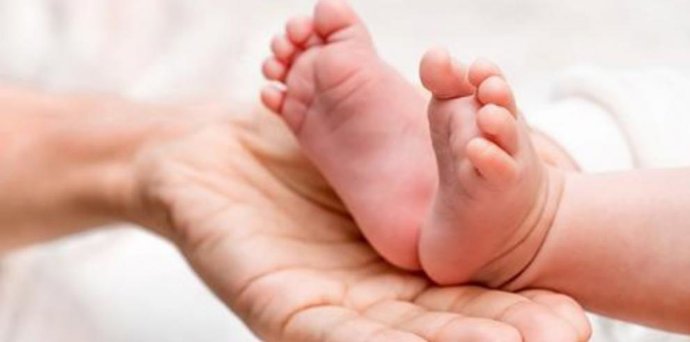 Archivo - Pies de un neonatal