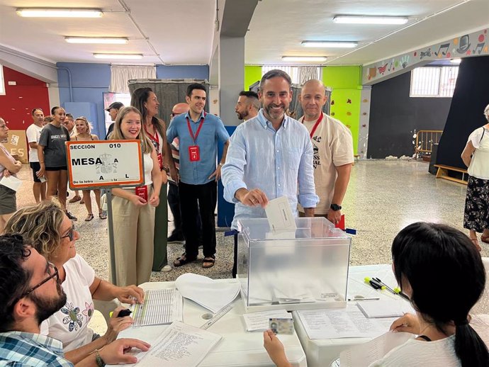 El secretario general del PSOE de Málaga, Daniel Pérez, ejerce su derecho al voto en las elecciones europeas.