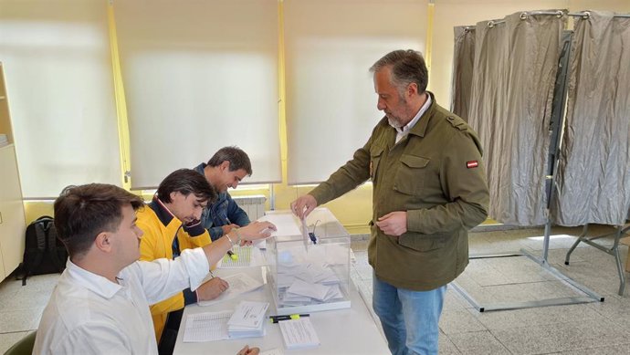 El Presidente De Las Cortes De Castilla Y León, Carlos Pollán, De Vox, Vota Este Domingo En Las Elecciones Al Parlamento Europeo.