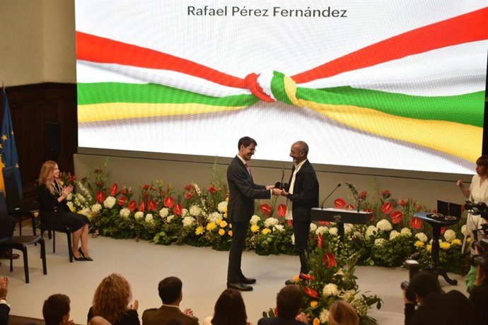 El ceramista de Haro Rafael Pérez recibe, de manos del presidente de La Rioja, Gonzalo Capellán, el Galardón de las Artes y la Cultura de La Rioja 2024