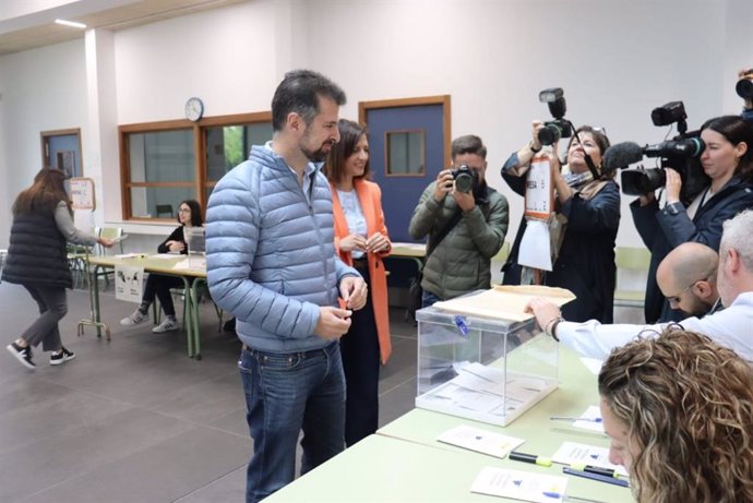 Luis Tudanca ejerciendo su derecho a voto este domingo en Burgos.