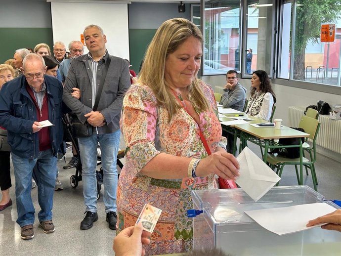 La candidata número 13 del PP al Parlamento Europeo, Esther Herranz, vota en las elecciones europeas en Logroño