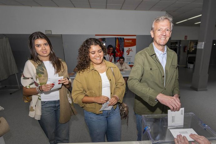 El presidente de la Xunta y del PPdeG, Alfonso Rueda, con sus hijas al acudir a votar en el Centro Galego de Tecnificación Deportiva de Pontevedra.