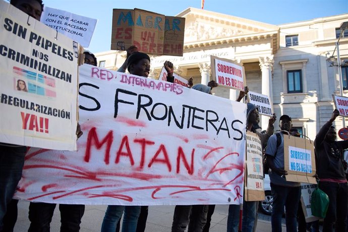 Archivo - Varias personas se concentran frente al Congreso en defensa de la ILP RegularizaciónYa mientras se debate la iniciativa en el Congreso, a 9 de abril de 2024, en Madrid (España). 