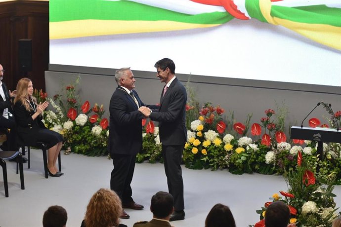 El presidente de la FRM, Jorge Loyo, recibe la Medalla de La Rioja