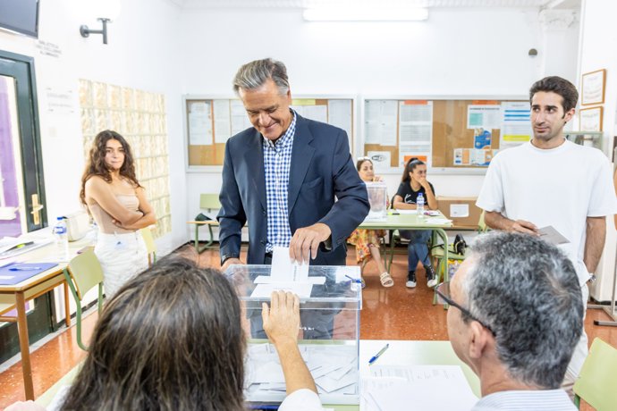 El candidato del PSOE al Parlamento Europeo, Juan Fernando López Aguilar