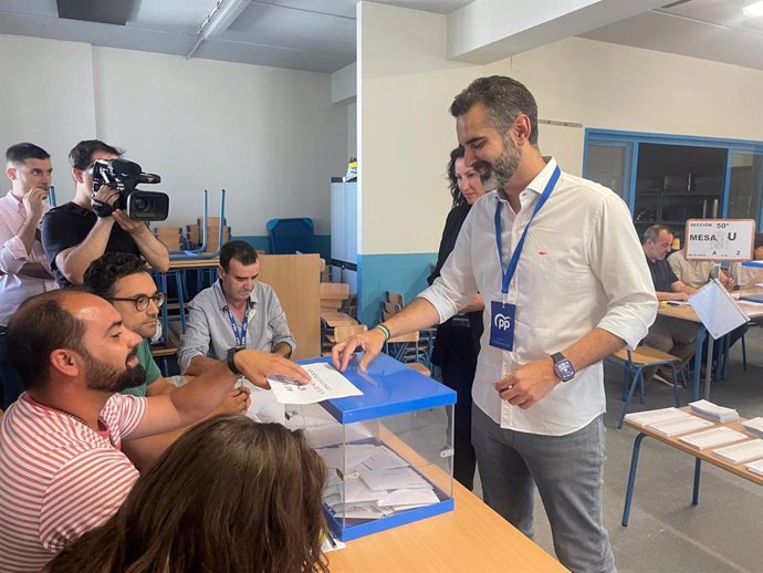 El consejero portavoz del Gobierno andaluz, Ramón Fernández-Pacheco, ejerce su derecho al voto este 9J en un colegio de Almería