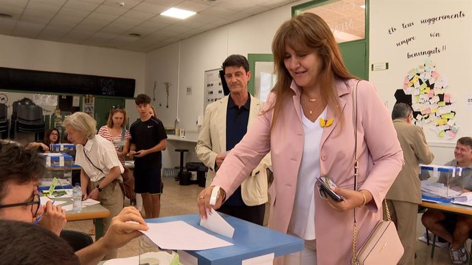 La presidenta de Junts, Laura Borràs, votant en un col·legi del barri de Sarrià de Barcelona