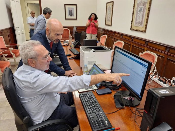 El subdelegado del Gobierno en Málaga siguiendo la jornada electoral.