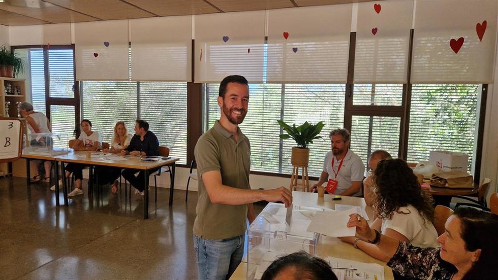 El candidato balear de CS a las elecciones al Parlamento Europeo, Javier Torres, ejerce su derecho a voto en el Centro Social de Sant Lloren de Balfia, en Ibiza
