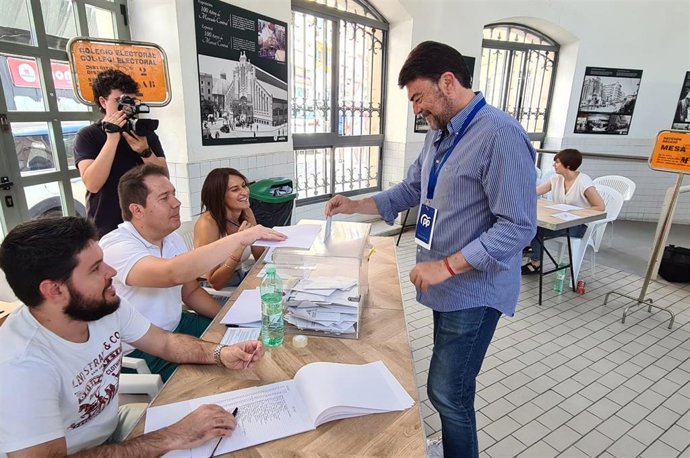 El alcalde de Alicante, Luis Barcala, depositando su voto el 9J