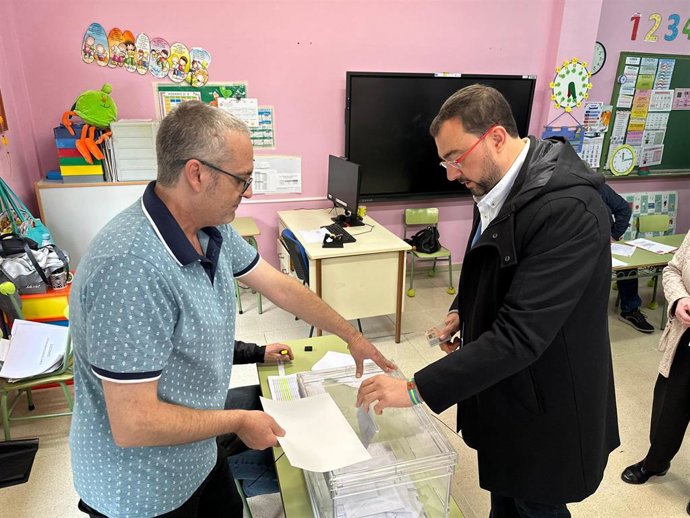 El presidente del Principado, Adrián Barbón, vota en las elecciones europeas.