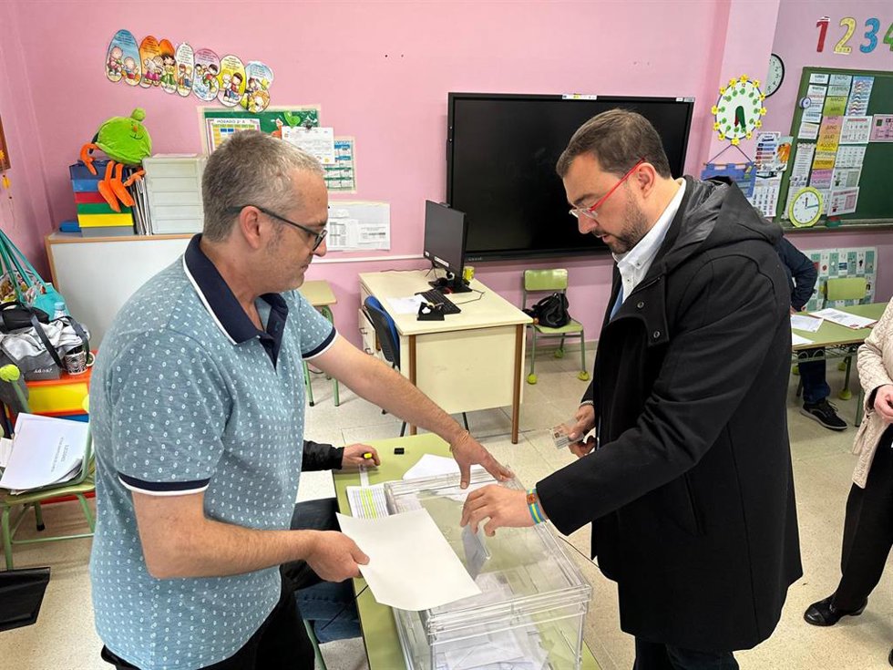 El presidente del Principado, Adrián Barbón, vota en las elecciones europeas.