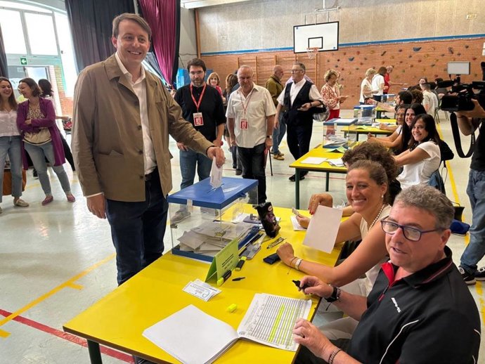 El candidato del PSC a los comicios europeas, Javi López, votando en un colegio de Barcelona