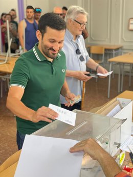 El candidato de Compromís-Sumar a las elecciones europeas Vicent Marzà ejerce su derecho al voto en Castelló