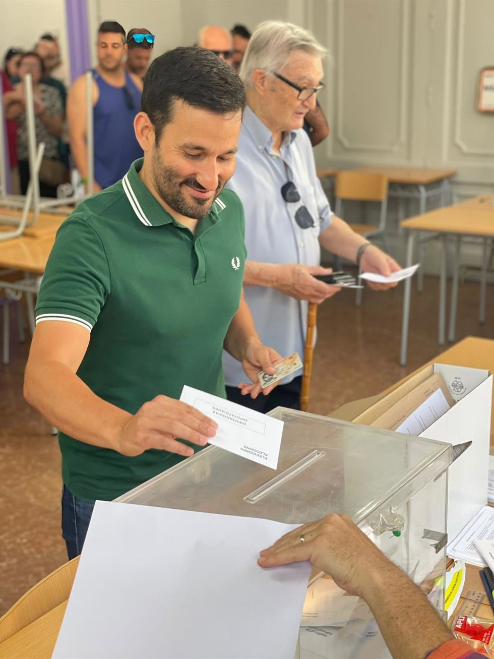 El candidato de Compromís-Sumar a las elecciones europeas Vicent Marz ejerce su derecho al voto en Castelló