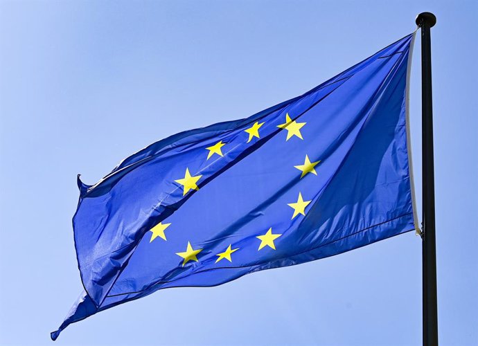 Archivo - FILED - 10 May 2021, Berlin: A European flag flies against a blue sky.