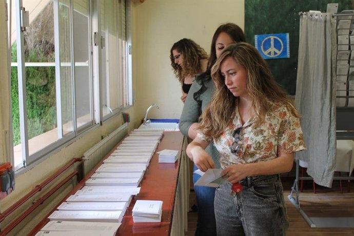 La coordinadora general de Podem, portavoz de Podemos y candidata al Parlamento Europeo, María Teresa Pérez, ejerce su derecho al voto en las elecciones europeas de este 9J