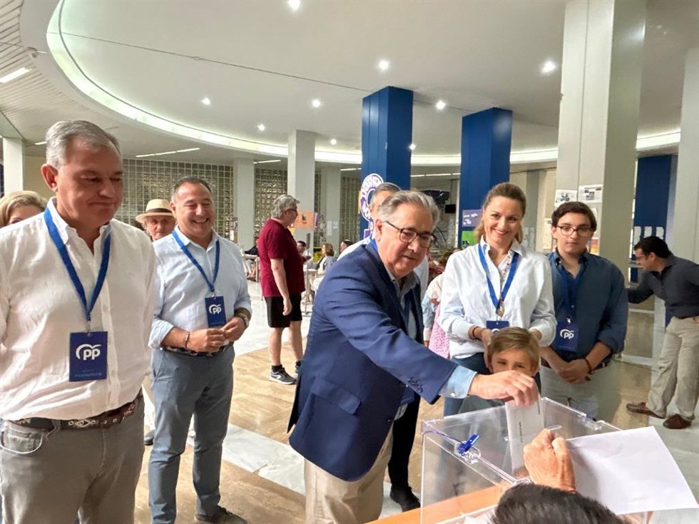 El candidato del Partido Popular al Parlamento Europeo Juan Ignacio Zoido ejerce su derecho al voto este 9J.